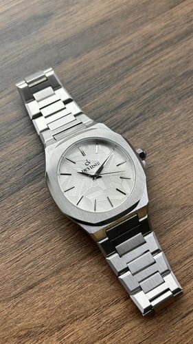 ساعة رجالية بميناء ملفت وتفاصيل انيقة فضي