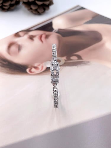 إسوارة نسائية فضية بفصوص زركون لامعة – تصميم عصري...