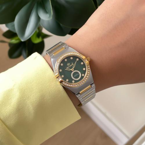 ساعة نسائية بتصميم ملفت وحزام انيق لون ذهبي و فضي