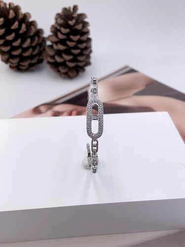 إسوارة نسائية فضية بفصوص زركون لامعة – تصميم عصري...