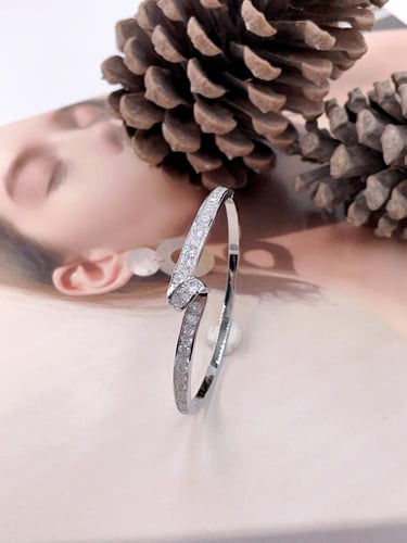 إسوارة نسائية فضية بفصوص زركون لامعة – تصميم عصري...