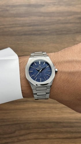 ساعة رجالية بميناء ملفت وتفاصيل انيقة فضي كحلي