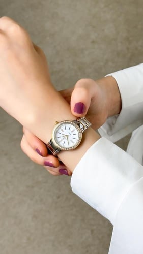 ساعة نسائية انديرا استيل بلون فضي وذهبي