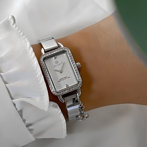 ساعة نسائية مستطيلة بلمسة جديدة وأنيقة لون فضي