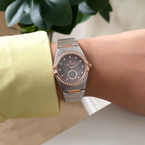 ساعة نسائية بتصميم ملفت وحزام انيق لون روز قولد وف...