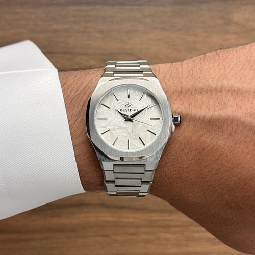 طقم رجالي مثالي لإطلالة كاملة بلون فضي