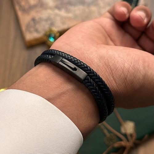 سوار رجالي لون اسود جلد - بتصميم عصري وانيق