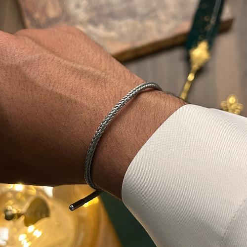 سوار رجالي لون فضي - بتصميم عصري وانيق