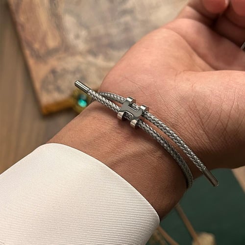 سوار رجالي لون فضي - بتصميم عصري وانيق