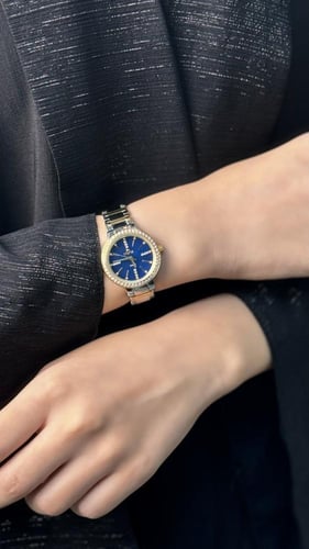 ساعة نسائية انديرا استيل بلون فضي وذهبي