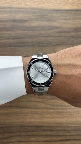 ساعة رجاليه انديرا ملفته بلون فضي