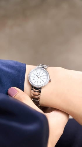 ساعة نسائية انديرا استيل بلون فضي