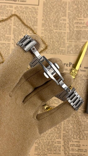 ساعة ديفوشي رجالية فضي بميناء اخضر ارقام عربي وسوا...