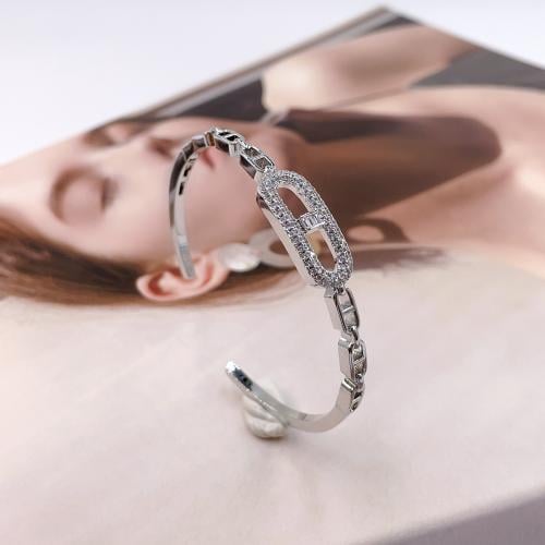 إسوارة نسائية فضية بفصوص زركون لامعة – تصميم عصري...