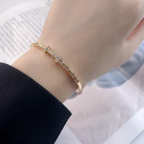 إسوارة نسائية ذهبية بفصوص زركون لامعة – تصميم عصري...