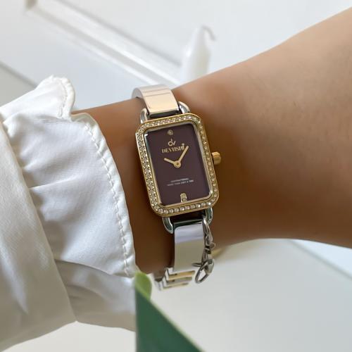 ساعة نسائية مستطيلة بلمسة جديدة وأنيقة لون ذهبي و...