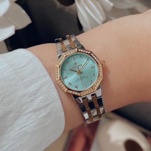 ساعة نسائية بأرقام عربية انيقة وبلون فضي و ذهبي