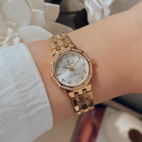 ساعة نسائية بأرقام عربية انيقة وبلون ذهبي