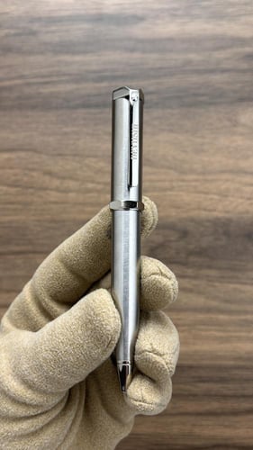 طقم رجالي مثالي لإطلالة كاملة بلون فضي ميناء اخضر