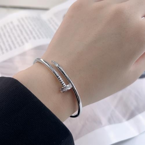 إسوارة نسائية فضية بفصوص زركون لامعة – تصميم عصري...