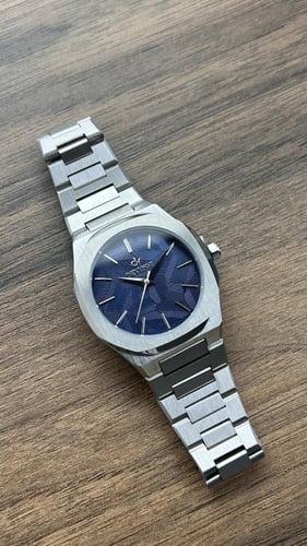 ساعة رجالية بميناء ملفت وتفاصيل انيقة فضي كحلي