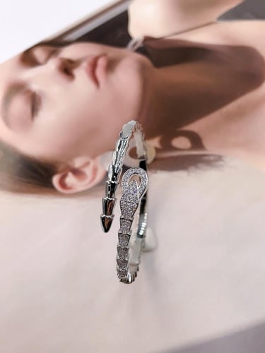 إسوارة نسائية فضية بفصوص زركون لامعة – تصميم عصري...