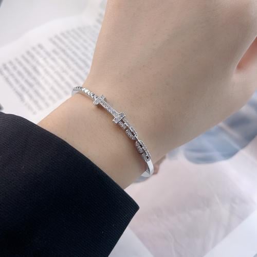 إسوارة نسائية فضية بفصوص زركون لامعة – تصميم عصري...