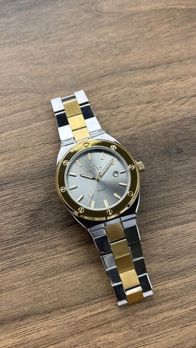 ساعة رجاليه انديرا ملفته بلون فضي و ذهبي