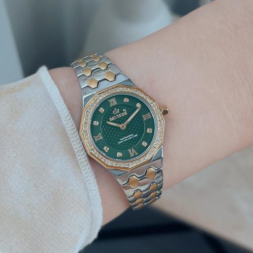 ساعة نسائية بتصميم مميز وبلون فضي و ذهبي