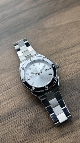 ساعة رجاليه انديرا ملفته بلون فضي