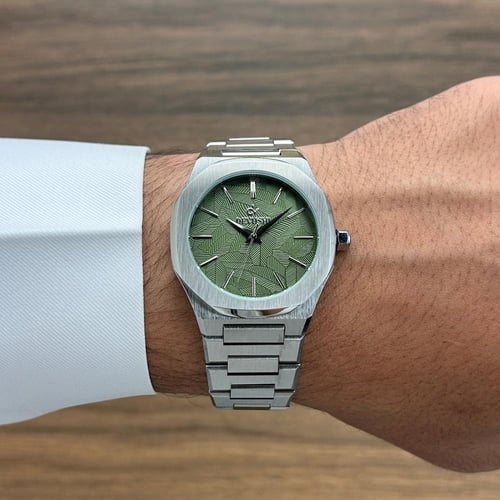 طقم رجالي مثالي لإطلالة كاملة بلون فضي ميناء اخضر