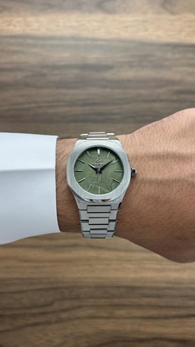 ساعة رجالية بميناء ملفت وتفاصيل انيقة فضي اخضر