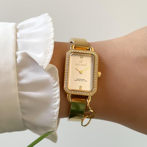 ساعة نسائية مستطيلة بلمسة جديدة وأنيقة لون ذهبي