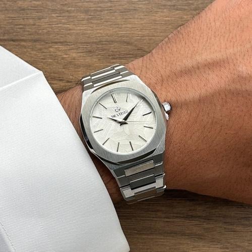 ساعة رجالية بميناء ملفت وتفاصيل انيقة فضي