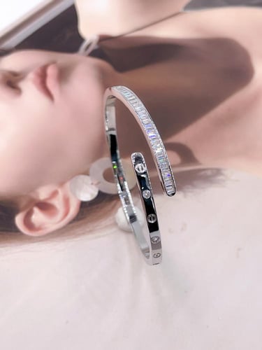 إسوارة نسائية فضية بفصوص زركون لامعة – تصميم عصري...