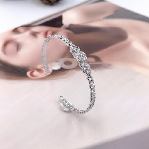 طقم ديفوشي نسائي – ساعة لحمي مع سوارة فضية فاخرة