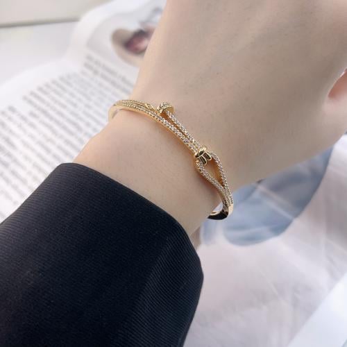 إسوارة نسائية ذهبية بفصوص زركون لامعة – تصميم عصري...