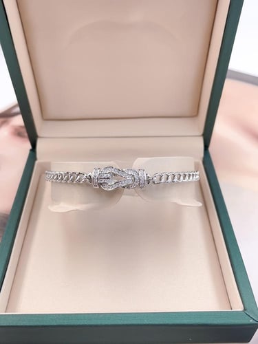 إسوارة نسائية فضية بفصوص زركون لامعة – تصميم عصري...