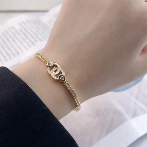 إسوارة نسائية ذهبية بفصوص زركون لامعة – تصميم عصري...