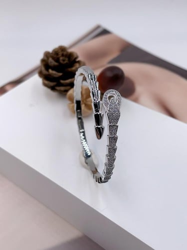 إسوارة نسائية فضية بفصوص زركون لامعة – تصميم عصري...