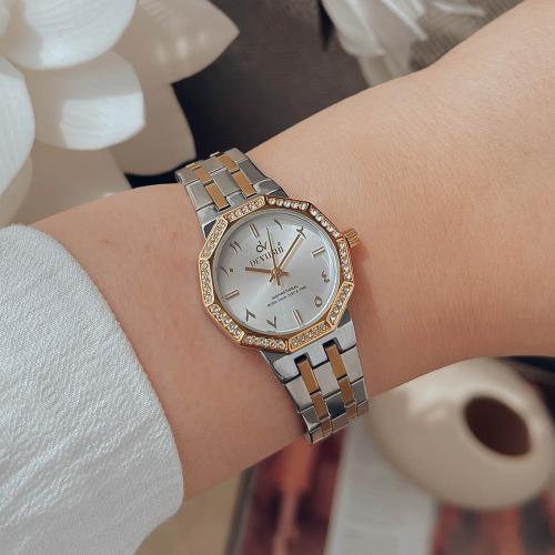 ساعة نسائية بأرقام عربية انيقة وبلون فضي و ذهبي