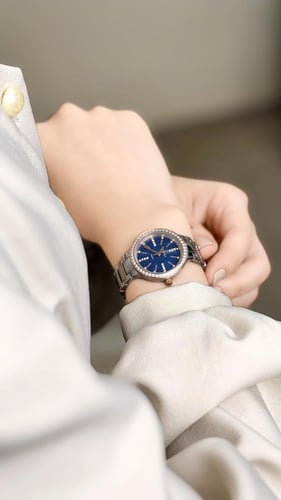 ساعة نسائية انديرا استيل بلون الروزقولد وفضي