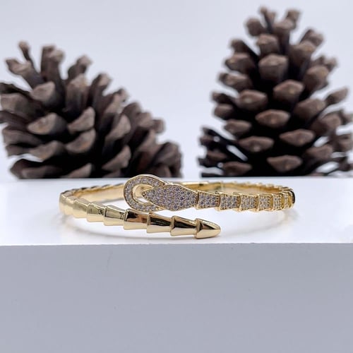 إسوارة نسائية ذهبية بفصوص زركون لامعة – تصميم عصري...