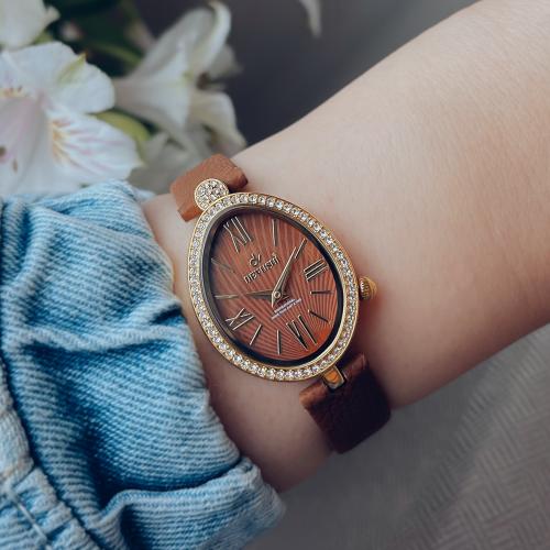 ساعة نسائية ديفوشي بتصميم مميز جلد بلون بني (مؤشرا...