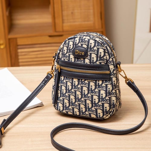 شنطة نسائية بتصميم أنيق - لون كحلي