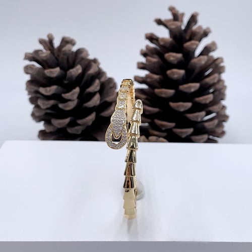 إسوارة نسائية ذهبية بفصوص زركون لامعة – تصميم عصري...