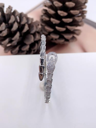 طقم ساعة نسائية واسوارة -ماركة انديرا استيل بلون ف...