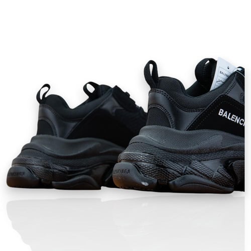 Balenciaga -بالينسياغا