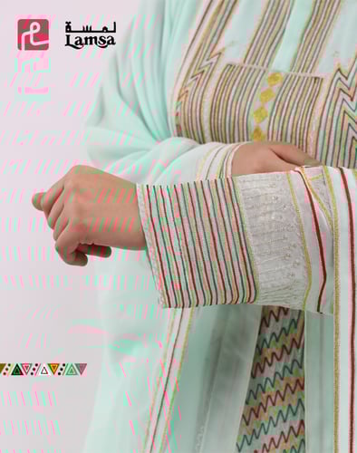 زي وعباية بنقش تراثي جنوبي