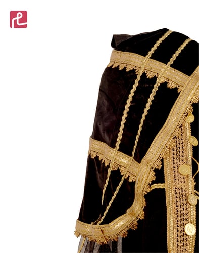 زي صنعاني بتطريز ونقوشات ذهبية